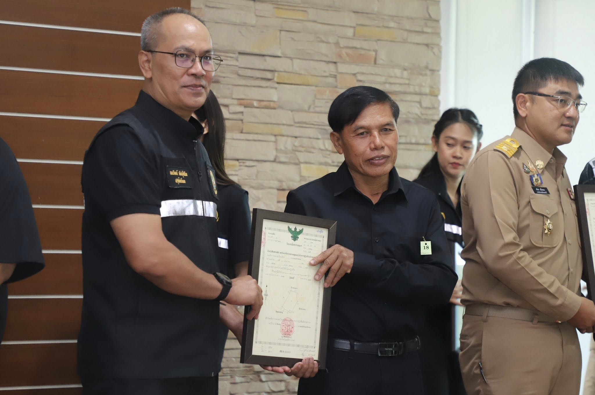 title - รมช.เกษตรฯ มอบโฉนดเพื่อการเกษตร โฉนดต้นไม้ ยกระดับที่ดินทำกินในกระบี่ หนุนเกษตรกรเข้าถึงแหล่งทุน